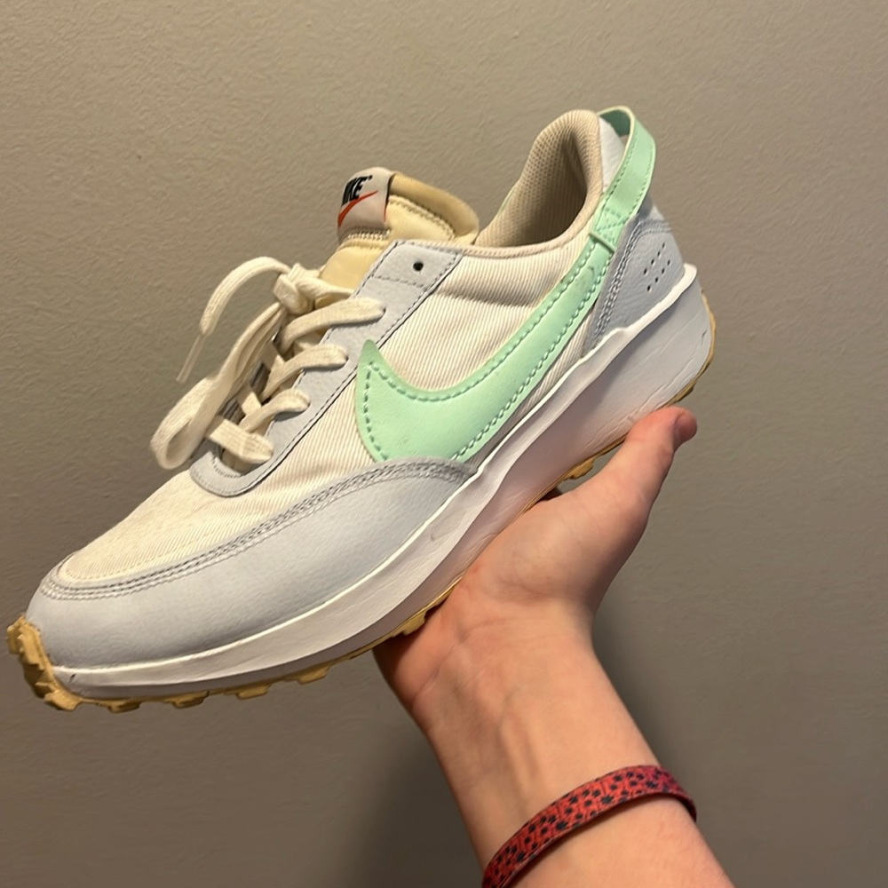 Women’s Nike shoe size 9